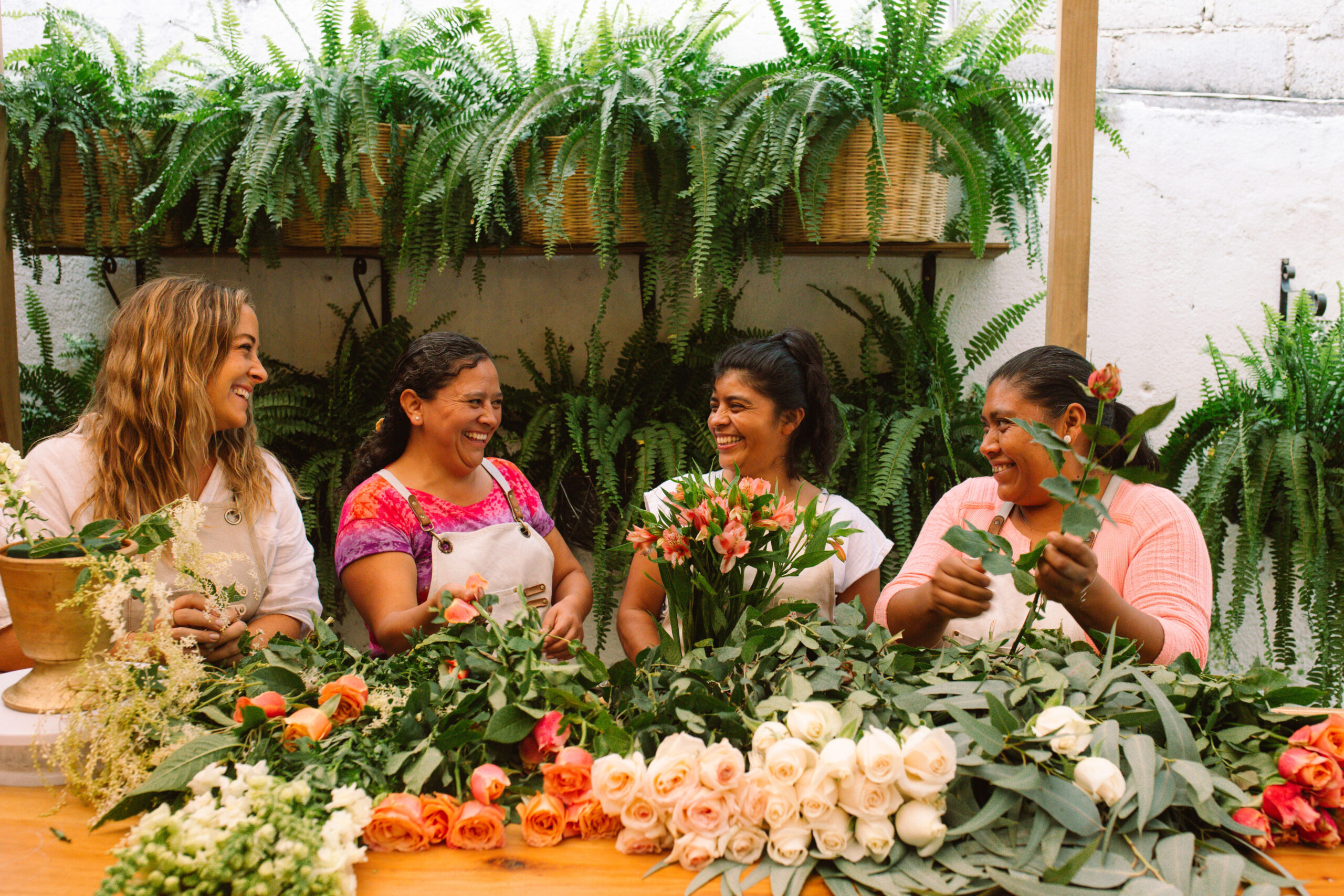 Equipo de Abeja Flowers trabajando con flores en Antigua Guatemala